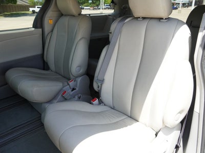 2013 Toyota Sienna LE 8 Passenger