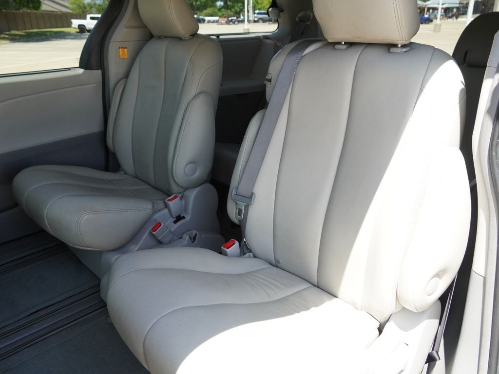 2013 Toyota Sienna LE 8 Passenger