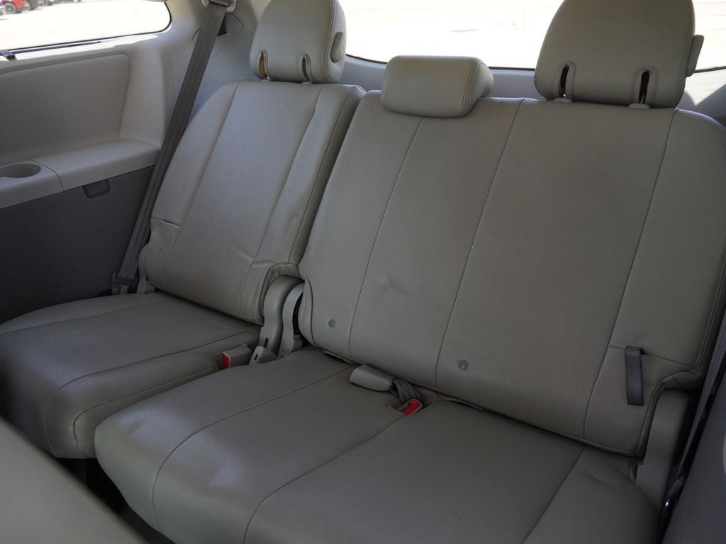 2013 Toyota Sienna LE 8 Passenger
