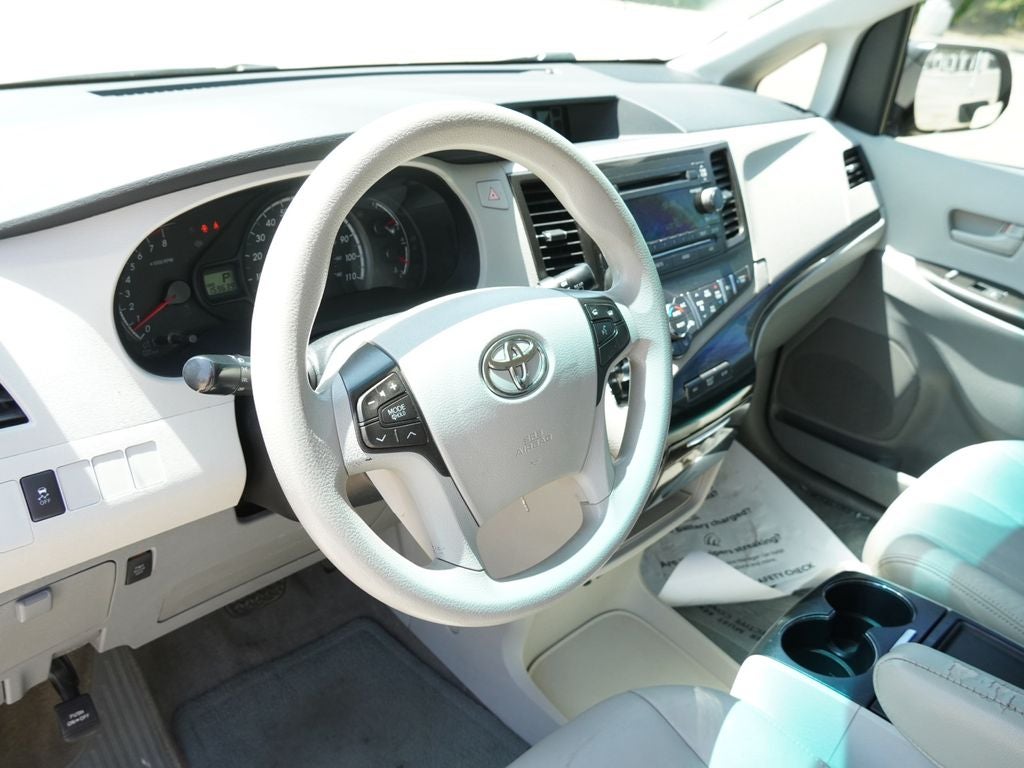 2013 Toyota Sienna LE 8 Passenger