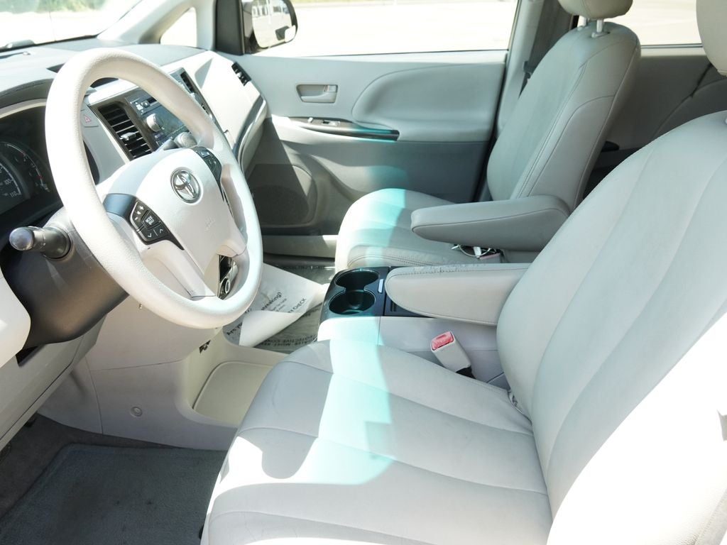 2013 Toyota Sienna LE 8 Passenger