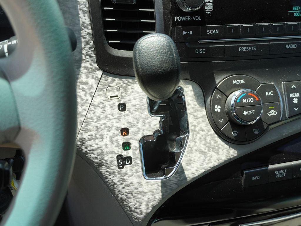 2013 Toyota Sienna LE 8 Passenger