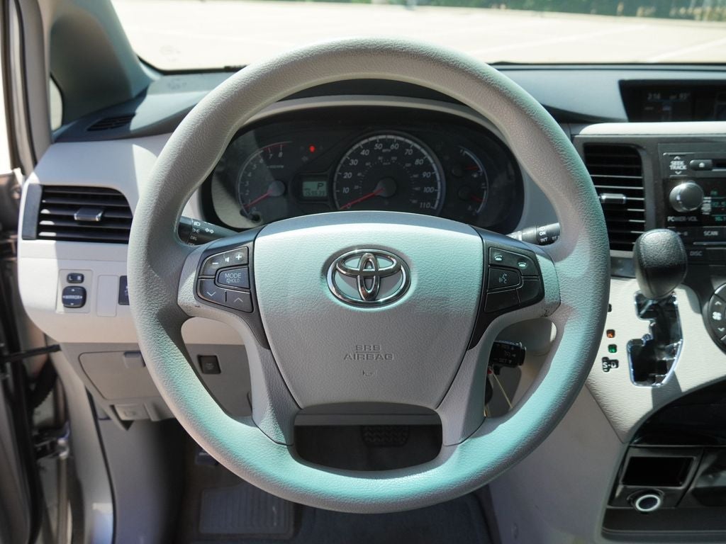 2013 Toyota Sienna LE 8 Passenger