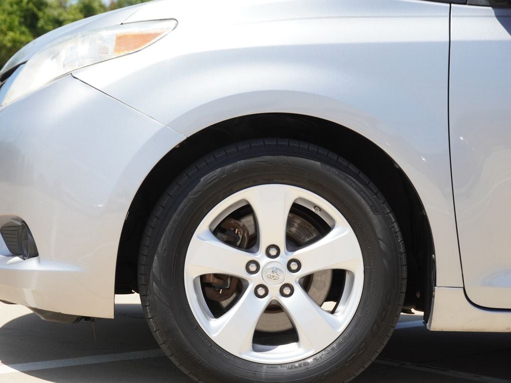 2013 Toyota Sienna LE 8 Passenger