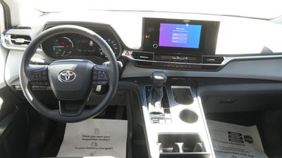 2025 Toyota Sienna LE 8 Passenger