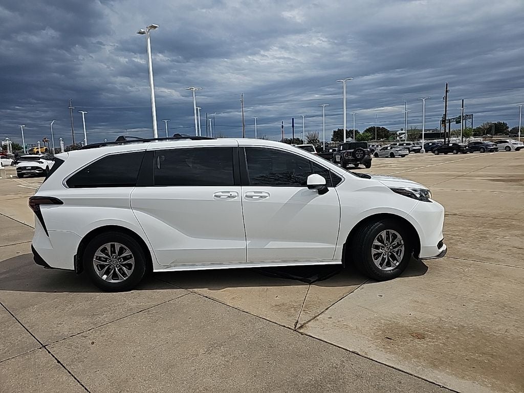 2025 Toyota Sienna LE 8 Passenger