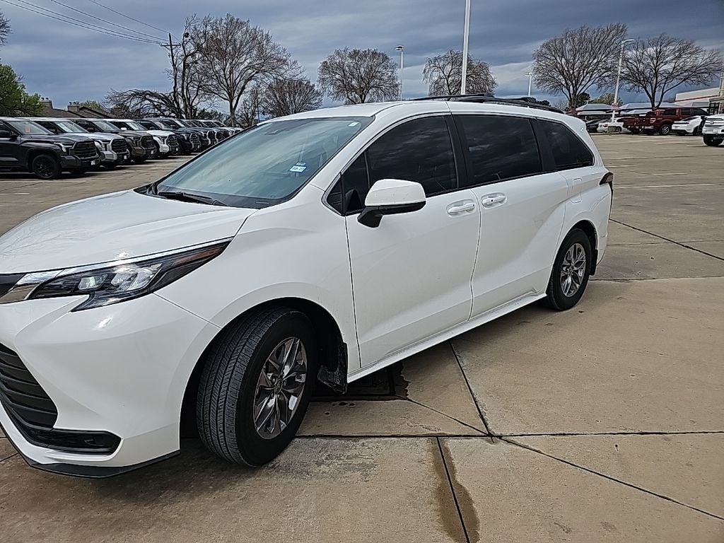2025 Toyota Sienna LE 8 Passenger