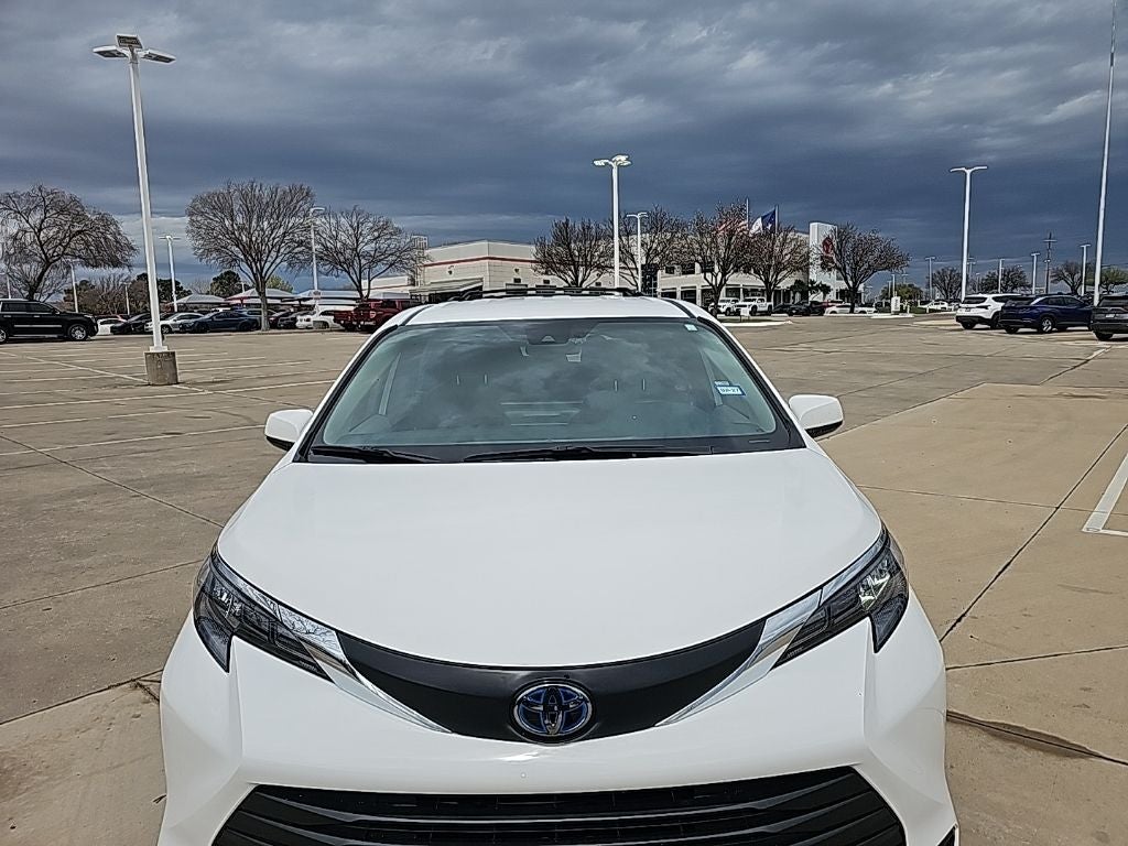 2025 Toyota Sienna LE 8 Passenger