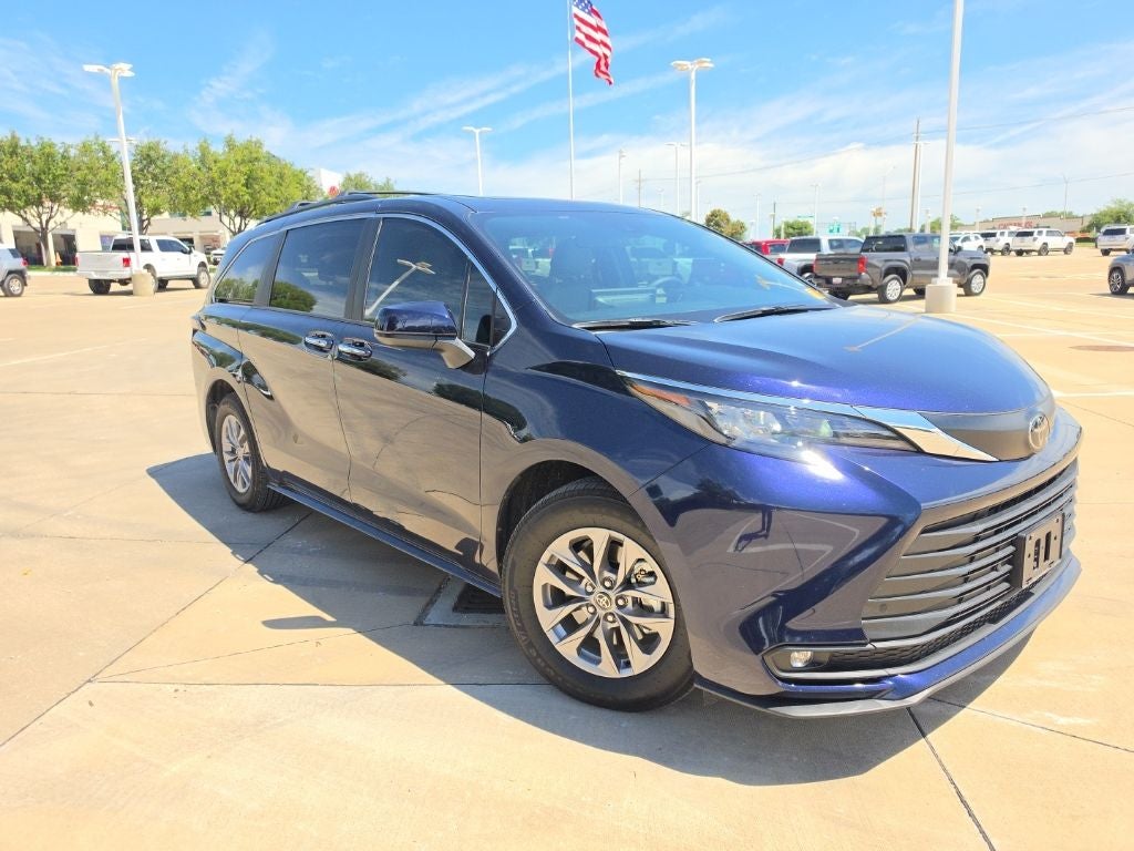 2026 Toyota Sienna XLE 8-Passenger Hybrid FWD's photo