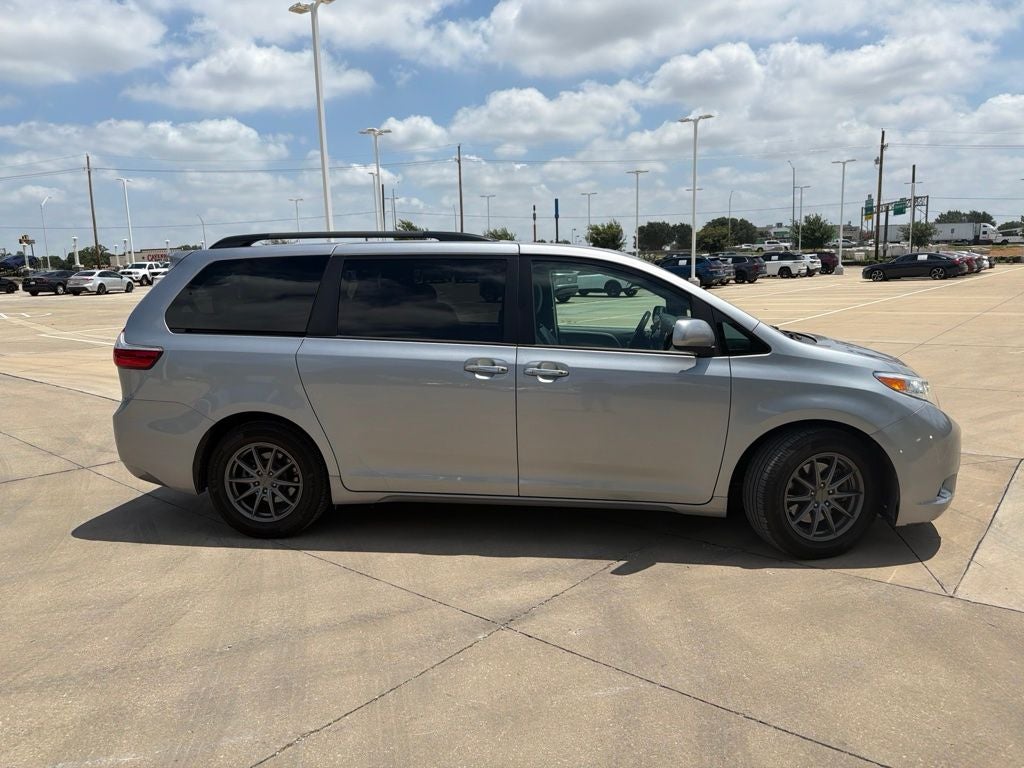 2017 Toyota Sienna XLE 8 Passenger