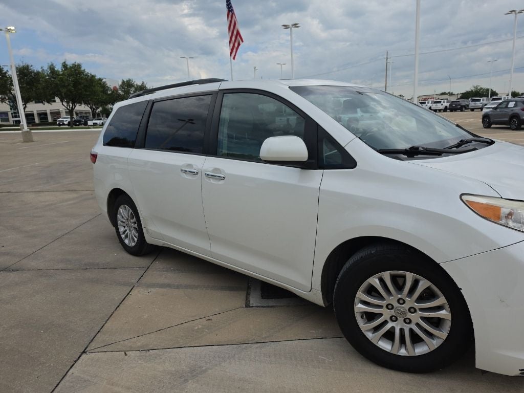 2017 Toyota Sienna XLE Premium V6 8-Passenger's photo
